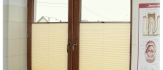 Żaluzje plisowane na oknach drewnopodobnych 